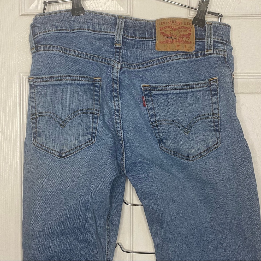Women’s light wash levi jeans size 29